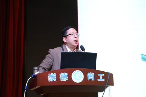 们听到陈锦春律师以幽默的方式教导大家如何通过守规矩来保护自已时